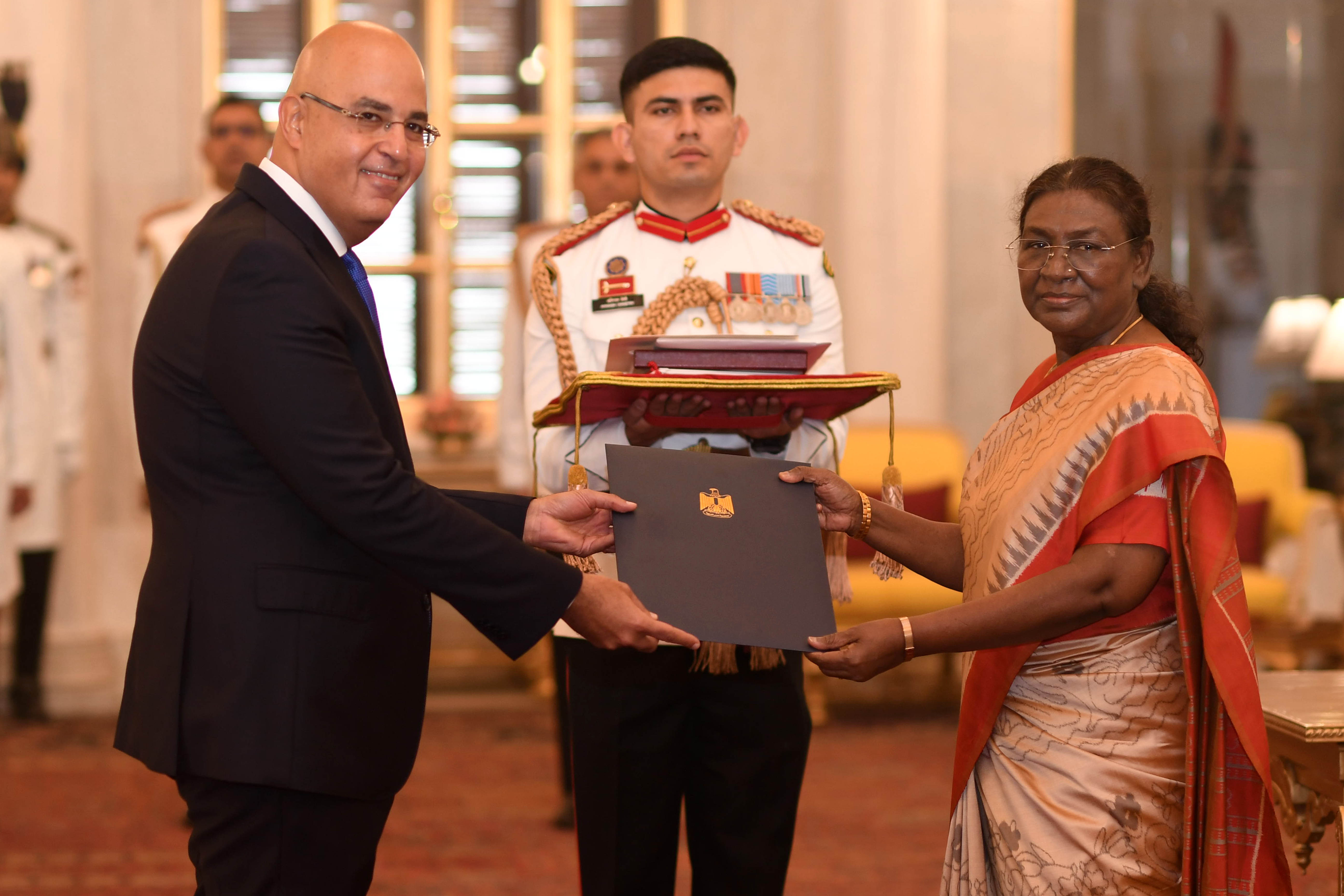 भारत की राष्ट्रपति, श्रीमती द्रौपदी मुर्मु 18 नवंबर, 2024 को राष्ट्रपति भवन में आयोजित एक समारोह में अरब रिपब्लिक ऑफ इजिप्ट के राजदूत महामहिम कामेल ज़ायद कामेल गलाल से परिचय-पत्र स्वीकार करते हुए।