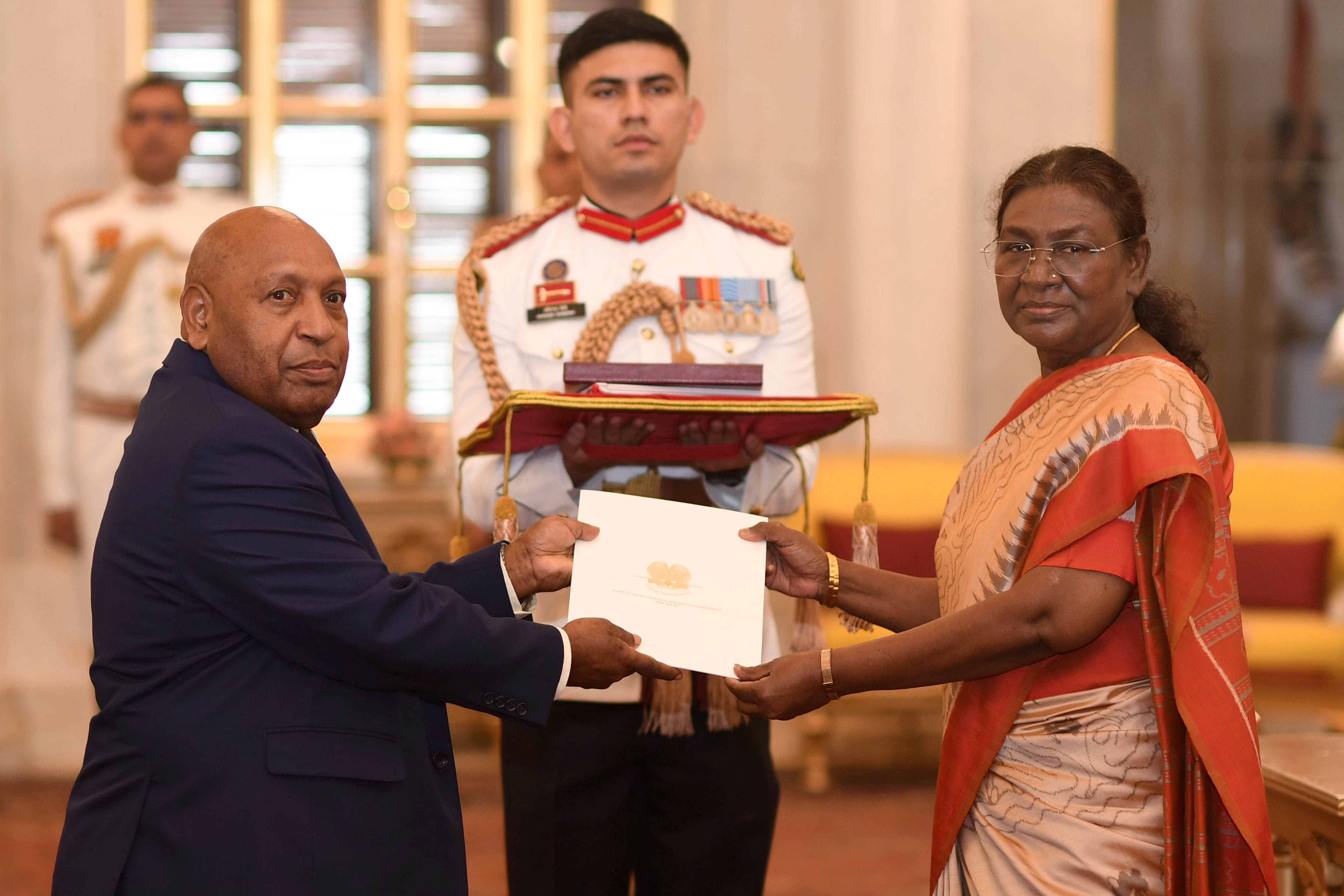 भारत की राष्ट्रपति, श्रीमती द्रौपदी मुर्मु 18 नवंबर, 2024 को राष्ट्रपति भवन में आयोजित एक समारोह में पापुआ न्यू गिनी के उच्चायुक्त महामहिम श्री विंसेंट सुमाले से परिचय-पत्र स्वीकार करते हुए।