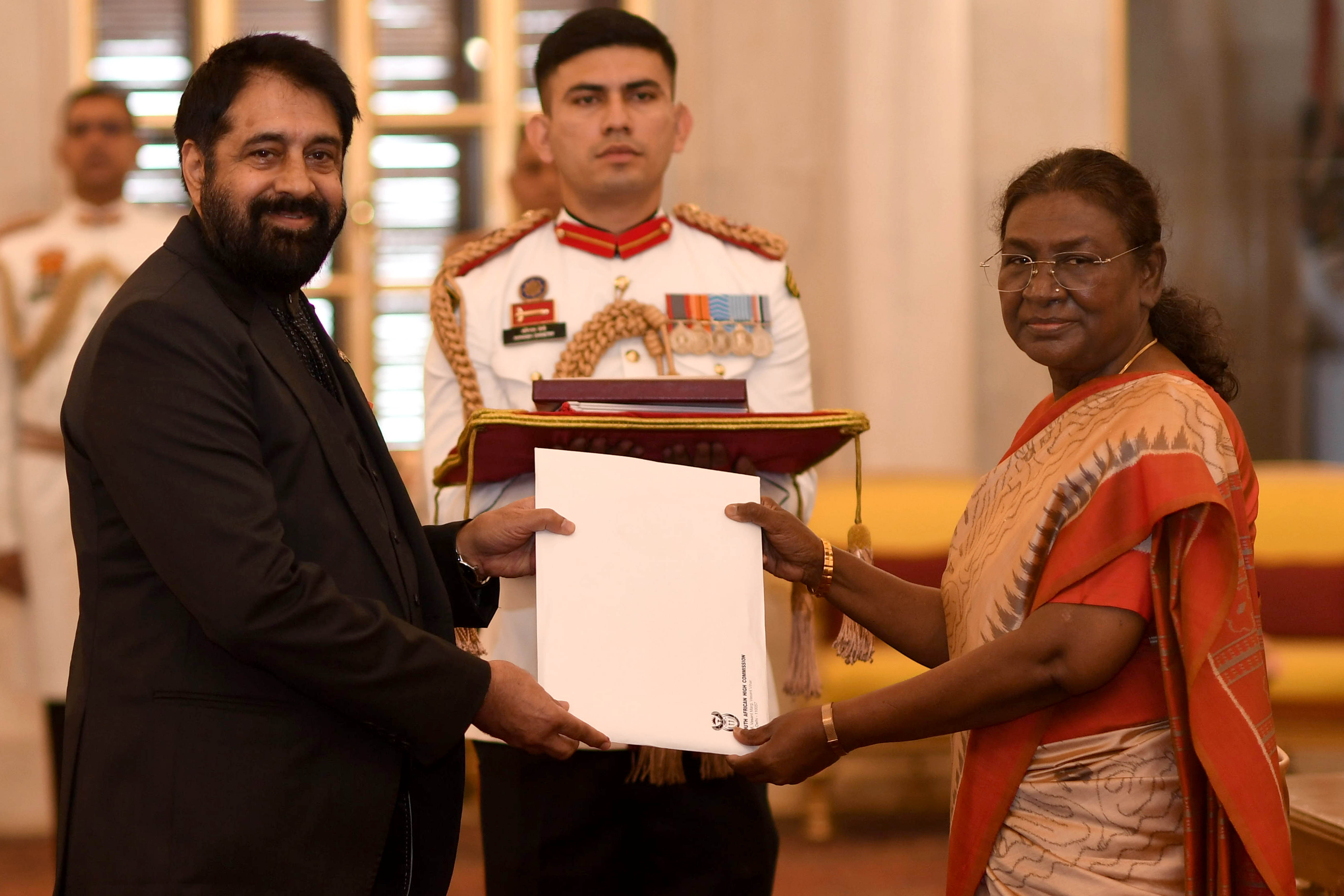 भारत की राष्ट्रपति, श्रीमती द्रौपदी मुर्मु 18 नवंबर, 2024 को राष्ट्रपति भवन में आयोजित एक समारोह में रिपब्लिक ऑफ साउथ अफ्रीका के उच्चायुक्त महामहिम प्रोफेसर श्री अनिल सुकलाल से परिचय-पत्र स्वीकार करते हुए।