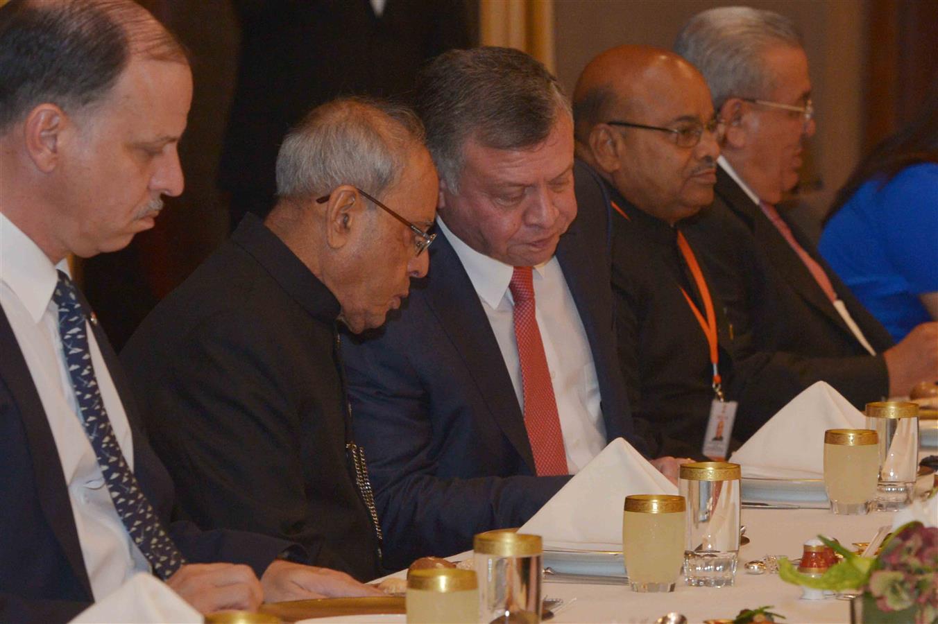 भारत के राष्ट्रपति, श्री प्रणब मुखर्जी 10 अक्तूबर, 2015 को, अम्मान, जॉर्डन के अल हुसैनिया पैलेस में जॉर्डन के महामहिम किंग अब्दुल्ला द्वारा आयोजित मध्याह्न भोज के दौरान