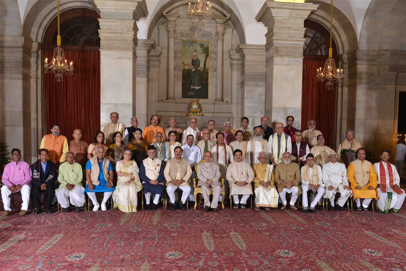 भारत के राष्ट्रपति, श्री प्रणब मुखर्जी 23 अक्तूबर, 2015 को, राष्ट्रपति भवन में वर्ष 2014 की संगीत नाटक अकादमी अध्येतावृत्तियां और संगीत नाटक अकादमी पुरस्कार प्राप्तकर्ताओं के साथ।