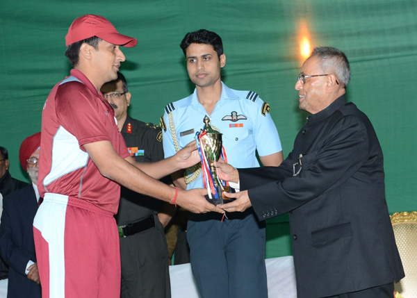 The President of India, Shri Pranab Mukherjee, presenting the Trophy to the runner-up team of The Rashtrapati Bhavan League T-10 Cricket Tournament at President Estate, New Delhi on November 14, 2013.