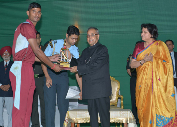 The President of India, Shri Pranab Mukherjee, presenting the Prizes to the participants of The Rashtrapati Bhavan League T-10 Cricket Tournament at President Estate, New Delhi on November 14, 2013.
