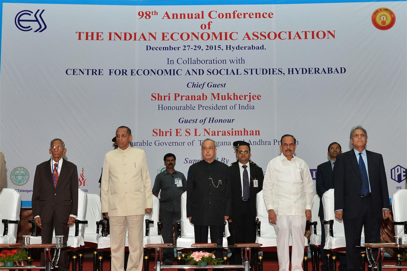 भारत के राष्ट्रपति, श्री प्रणब मुखर्जी 27 दिसम्बर, 2015 को हैदराबाद में भारतीय आर्थिक एसोसिएशन (आईईए) के 98वे वार्षिक सम्मेलन के उद्घाटन समारोह पर।