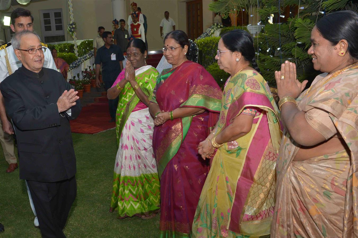 भारत के राष्ट्रपति, श्री प्रणब मुखर्जी 29 दिसम्बर, 2015 को, हैदराबाद में तेलंगाना और आंध्र प्रदेश के राज्यपाल, श्री ई.एस.एल. नरसिम्हन द्वारा आयोजित रात्रि भोज के अवसर पर