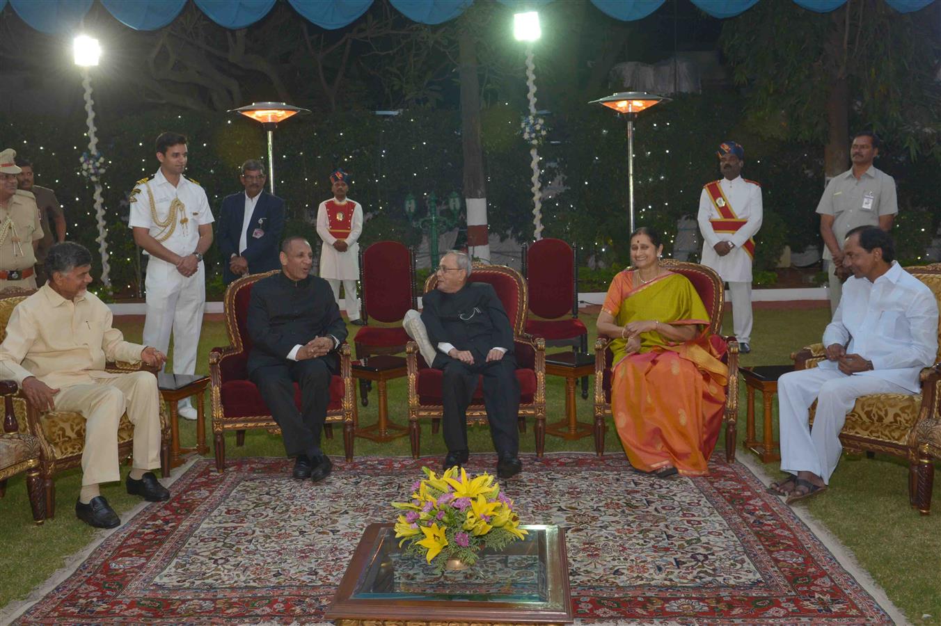 भारत के राष्ट्रपति, श्री प्रणब मुखर्जी 29 दिसम्बर, 2015 को, हैदराबाद में तेलंगाना और आंध्र प्रदेश के राज्यपाल, श्री ई.एस.एल. नरसिम्हन द्वारा आयोजित रात्रि भोज के अवसर पर