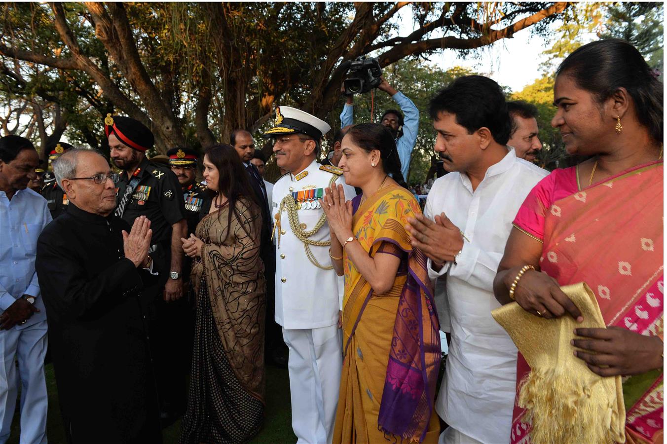 भारत के राष्ट्रपति, श्री प्रणब मुखर्जी ने 30 दिसंबर, 2015 को, बोलारम, सिकंदराबाद में राष्ट्रपति निलयम में ‘एट होम’ समारोह का आयोजन किया