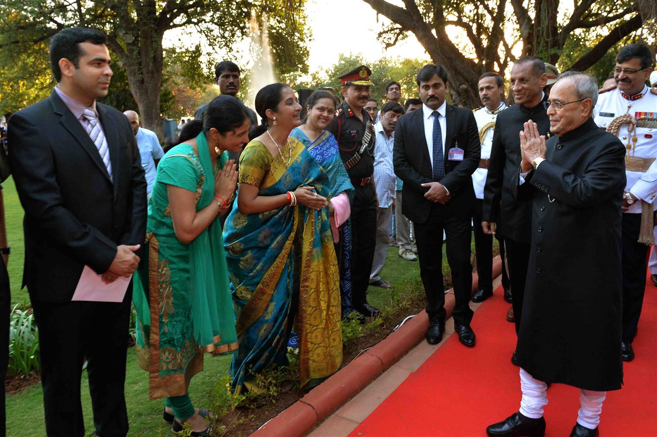 भारत के राष्ट्रपति, श्री प्रणब मुखर्जी ने 30 दिसंबर, 2015 को, बोलारम, सिकंदराबाद में राष्ट्रपति निलयम में ‘एट होम’ समारोह का आयोजन किया