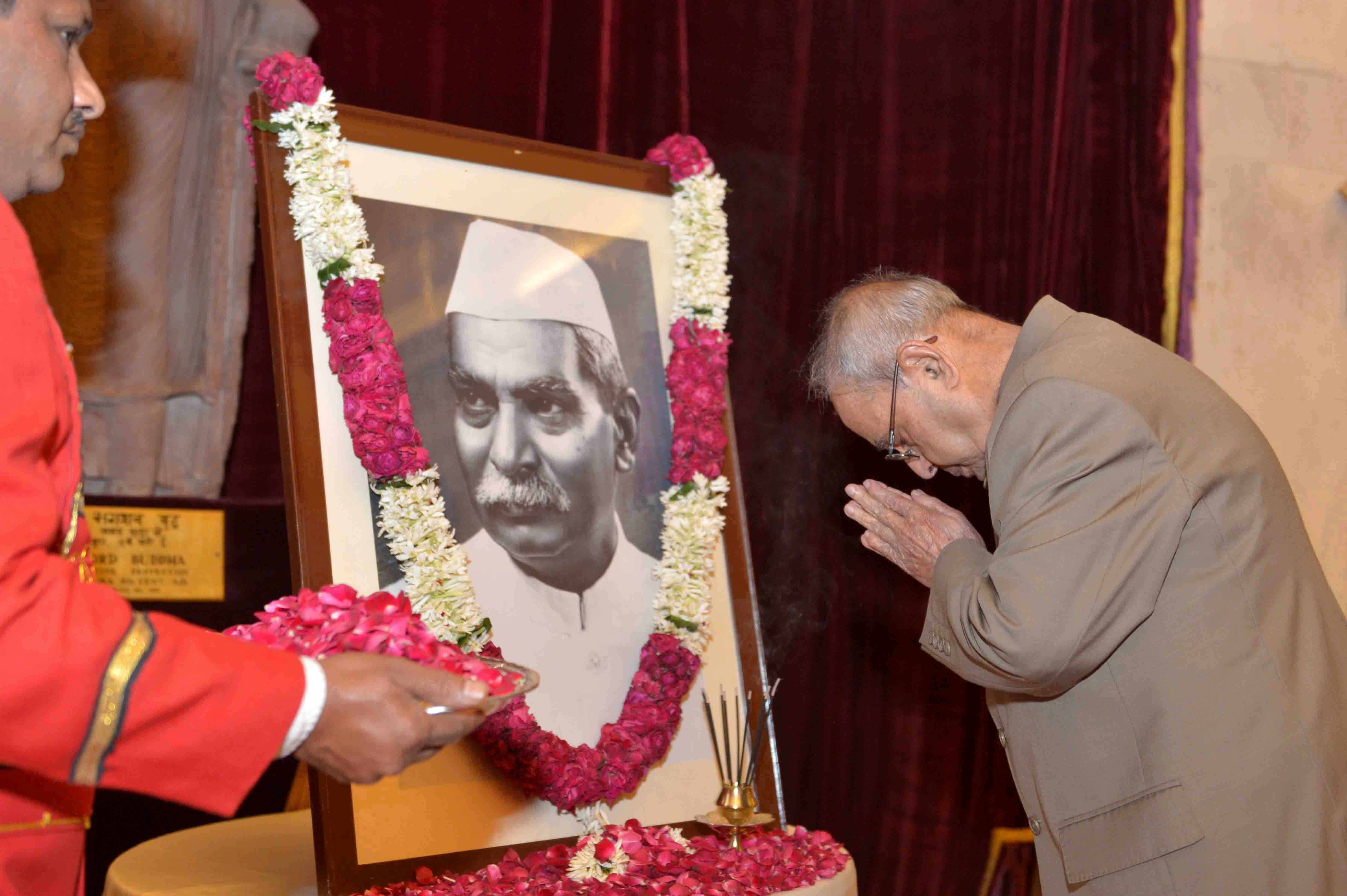The President of India, Shri Pranab Mukherjee paying floral tributes to Dr. Rajendra Prasad, the First President of India on occasion of his Birth Anniversary at Rashtrapati Bhavan on December 3, 2016.