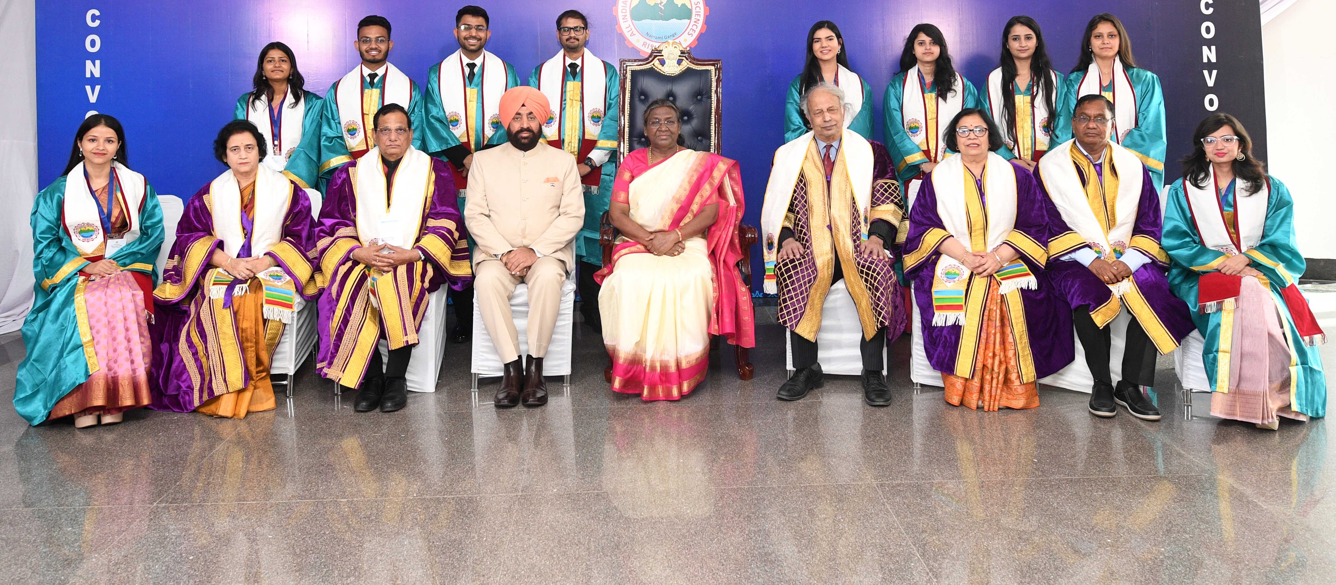 भारत की राष्ट्रपति, श्रीमती द्रौपदी मुर्मु 23 अप्रैल, 2024 को उत्तराखंड में अखिल भारतीय आयुर्विज्ञान संस्थान (एम्स), ऋषिकेश के चतुर्थ दीक्षांत समारोह में शामिल हुईं और उसे संबोधित किया।