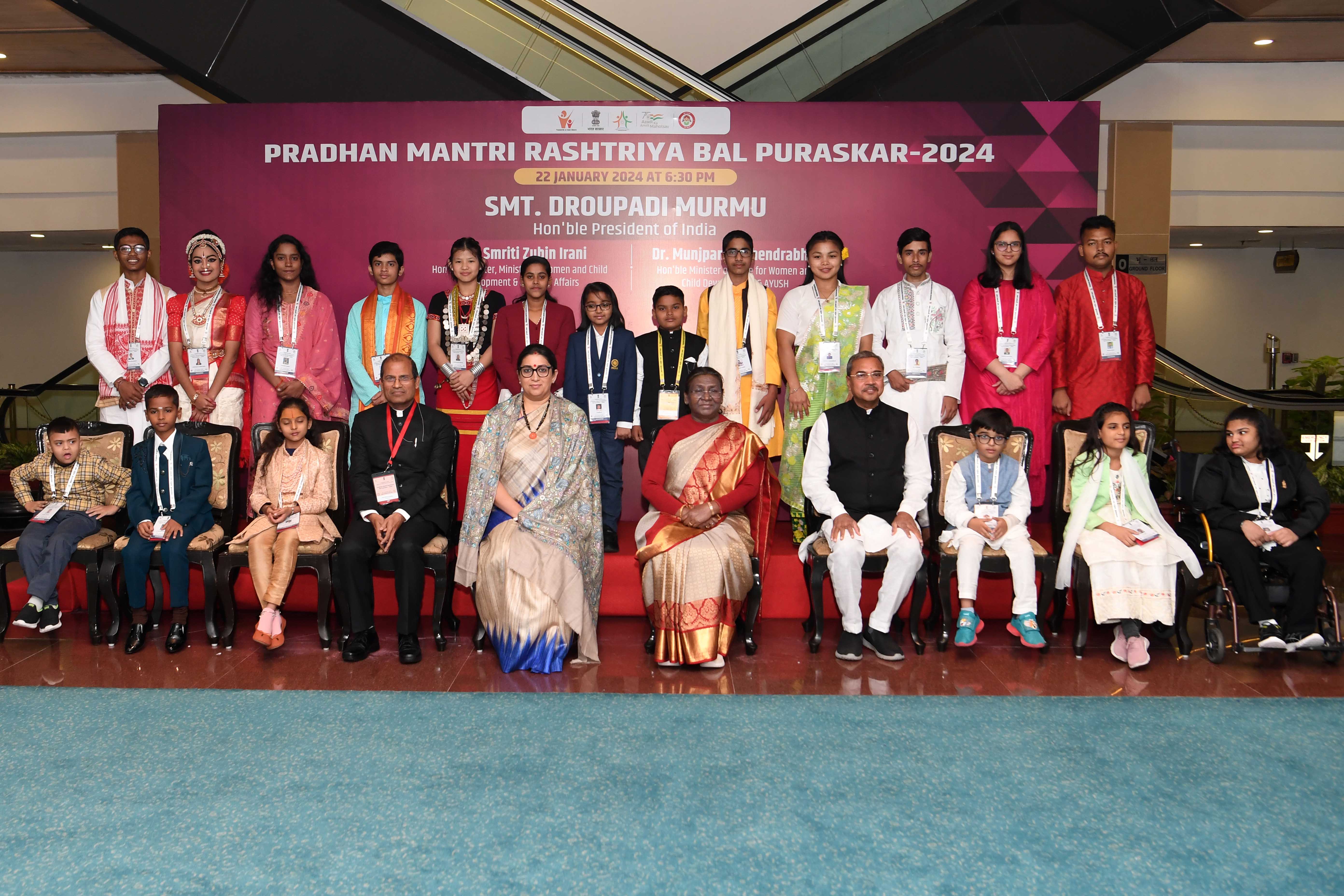 President presenting Pradhan Mantri Rashtriya Bal Puraskar, 2024 at Vigyan Bhavan, New Delhi on January 22, 2024.