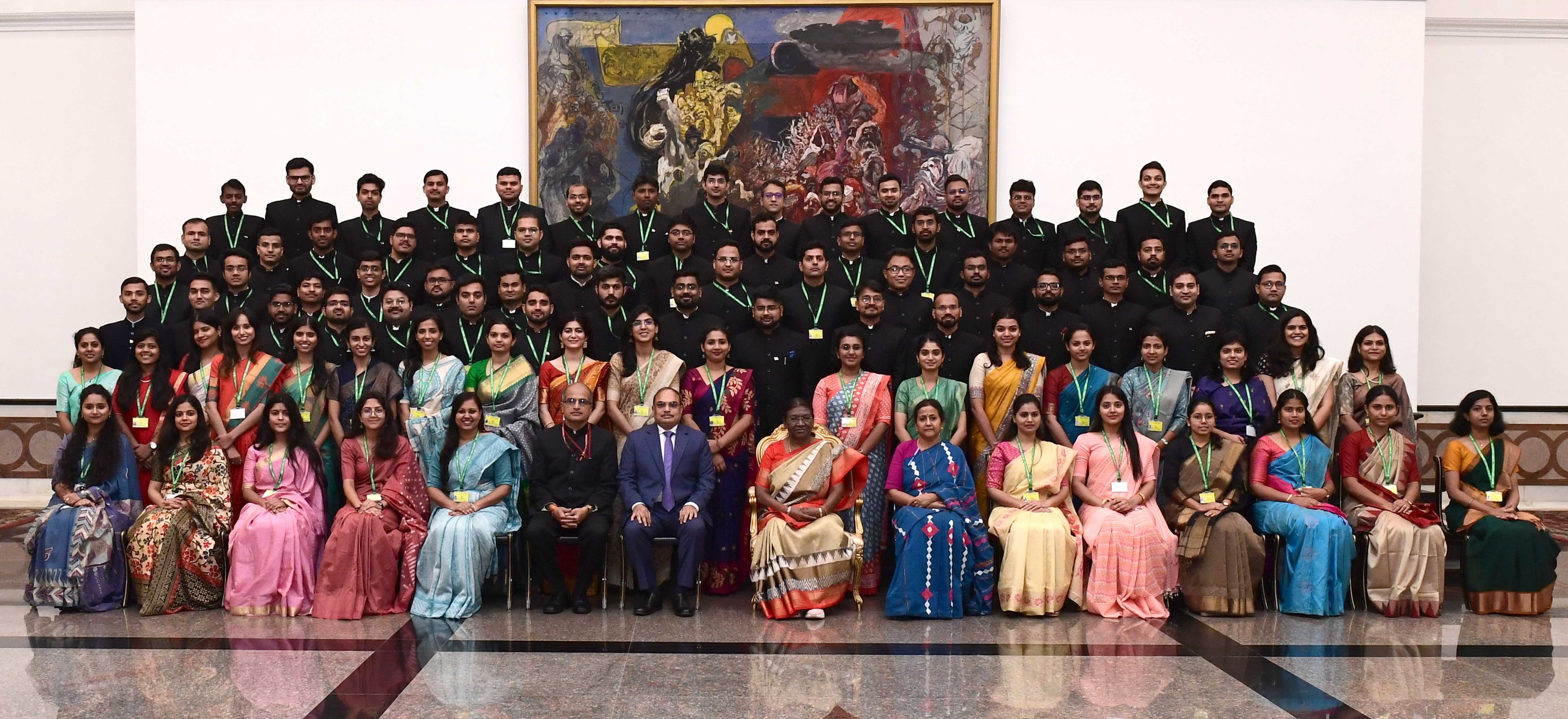 A group of 182 IAS officers of 2021 batch, currently posted as Assistant Secretaries in  various Union Ministries and Departments, called on the President of India, Smt Droupadi Murmu at Rashtrapati Bhavan Cultural Centre on September 25, 2023.