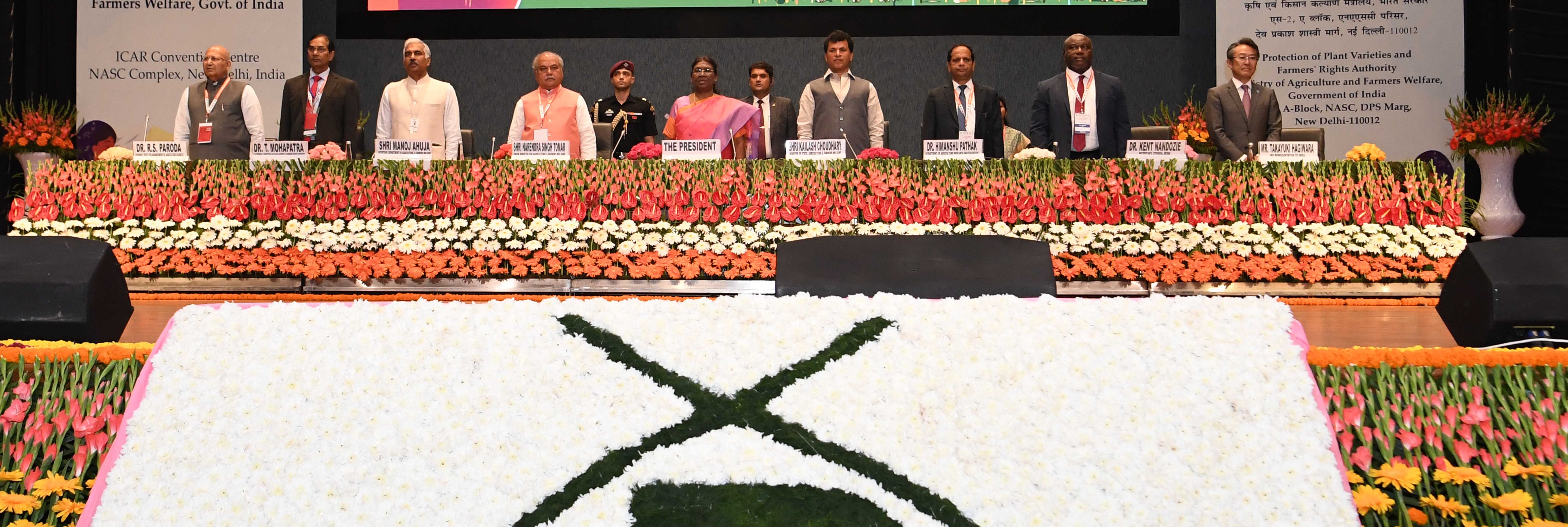 भारत की राष्ट्रपति श्रीमती द्रौपदी मुर्मु 12 सितंबर, 2023 को नई दिल्ली में किसानों के अधिकारों पर प्रथम वैश्विक संगोष्ठी का उद्घाटन करते हुए।
