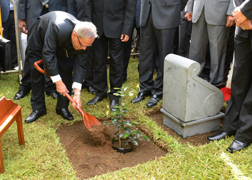 The President Plants Sapling At Botanical Gardens In Mauritius