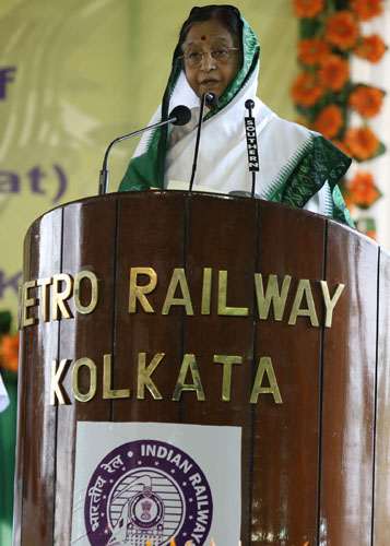 Speech by Her Excellency the President of India, Shrimati Pratibha Devisingh Patil at the Foundation Stone Laying Ceremony of the Joka to Binoy Badal Dinesh (Bbd) Bagh Section