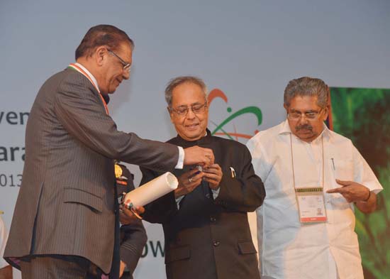 The President of India, Shri Pranab Mukherjee presenting the Pravasi Bhartiya Divas Award to the President of the Republic of Mauritius, H.E. Mr. Rajkeswur Purryag at Kochi, Kerala on January 9, 2013 on the occasion of the Valedictory Function of the 11th