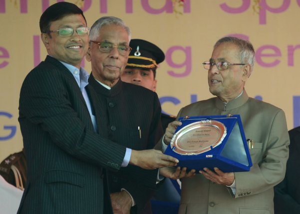 The President of India, Shri Pranab Mukherjee while felicitating sports personalities at the foundation stone laying ceremony of KKM Memorial Sports Academy and Wellness Centre at Sagardighi, Murshidabad in West Bengal on February 20, 2014. Also seen is t 