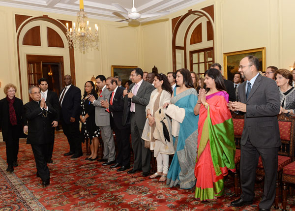 The President of India, Shri Pranab Mukherjee meeting the participants of Reunion of Owner/President Management Program(OPM-39) of Harvard Business School, Boston at Rashtrapati Bhavan in New Delhi on February 23, 2014. 