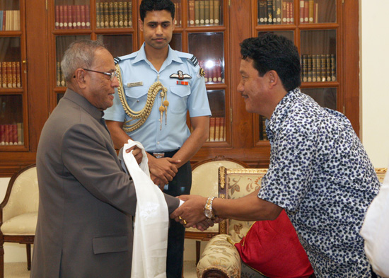 The Chief Executive of Gorkhaland Territorial Administration, Shri Bimal Gurang with others calling on the President of India, Shri Pranab Mukherjee at Rashtrapati Bhavan in New Delhi on August 23, 2012