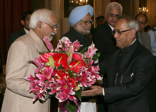 भारत के उपराष्ट्रपति,श्री मो.हमीद अंसारी 3 मार्च 2013 को भारत के राष्ट्रपति,श्री प्रणब मुखर्जी की बांग्लादेश की सरकारी यात्रा पर समारोहिक प्रस्थान के दौरान,राष्ट्रपति भवन, नई दिल्ली में उन्हें विदाई देते हुए