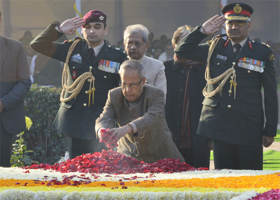 भारत के राष्ट्रपति, श्री प्रणब मुखर्जी भारत के पूर्व प्रधानमंत्री स्वर्गीय श्री लाल बहादुर शास्त्री की 47वीं पुण्य तिथि पर उनकी समाधि विजय घाट, नई दिल्ली में 11 जनवरी, 2013 को पुष्पांजलि अर्पित करते हुए।