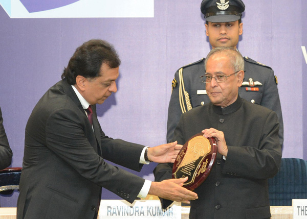 The President of India, Shri Pranab Mukherjee while presenting a Commemorative Plaque to founding members of Indian Newspaper Society (INS) at the inauguration of the Platinum Jubilee celebrations of the Indian Newspaper Society (INS) at Vigyan Bhavan in 