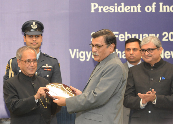 The President of India, Shri Pranab Mukherjee while presenting a Commemorative Plaque to founding members of Indian Newspaper Society (INS) at the inauguration of the Platinum Jubilee celebrations of the Indian Newspaper Society (INS) at Vigyan Bhavan in 