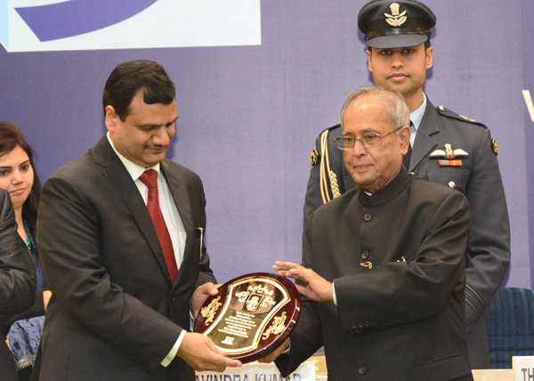 The President of India, Shri Pranab Mukherjee while presenting a Commemorative Plaque to founding members of Indian Newspaper Society (INS) at the inauguration of the Platinum Jubilee celebrations of the Indian Newspaper Society (INS) at Vigyan Bhavan i 