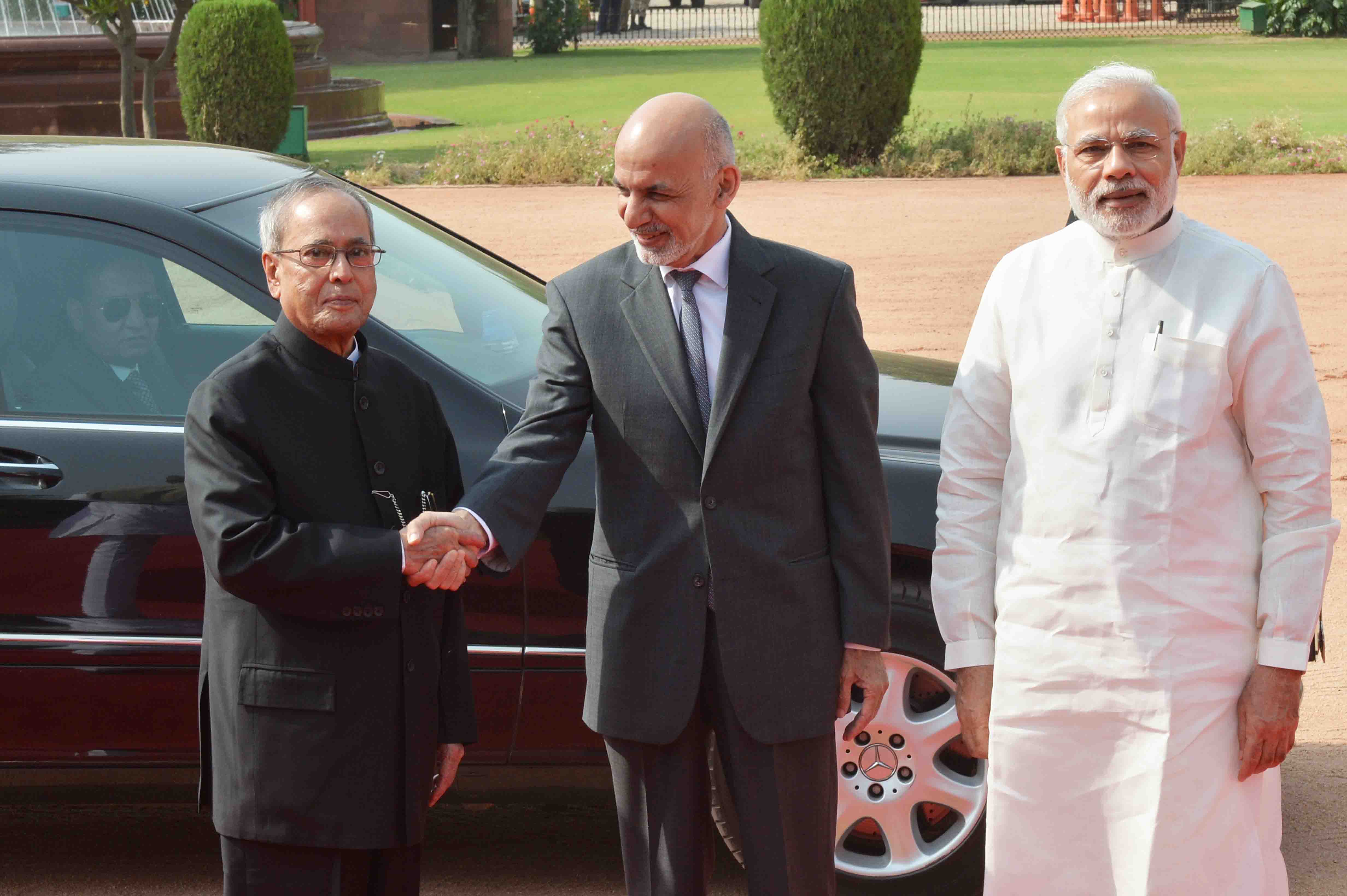 The President of India, Shri Pranab Mukherjee receiving the President of the Islamic Republic of Afghanistan, H.E. Mr. Mohammad Ashraf Ghani during his Ceremonial Reception at Forecourt of Rashtrapati Bhavan on April 28, 2015.