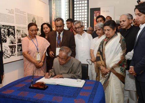 भारत के राष्ट्रपति, श्री प्रणब मुखर्जी 4 मार्च, 2013 को ढाका, बांग्लादेश में बंगबंधु स्मारक संग्रहालय का अवलोकन करने के बाद आगंतुक पुस्तिका पर हस्ताक्षर करते हुए