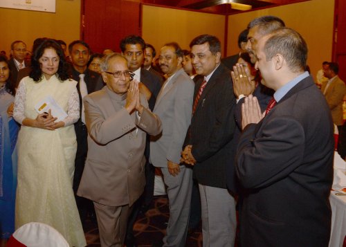 भारत के राष्ट्रपति, श्री प्रणब मुखर्जी, 4 मार्च, 2013 को ढाका, बांग्लादेश में उनकी सरकारी यात्रा के दौरान, भारत के उच्चायुक्त द्वारा आयोजित स्वागत समारोह में भारतीय समुदाय के सदस्यों के साथ