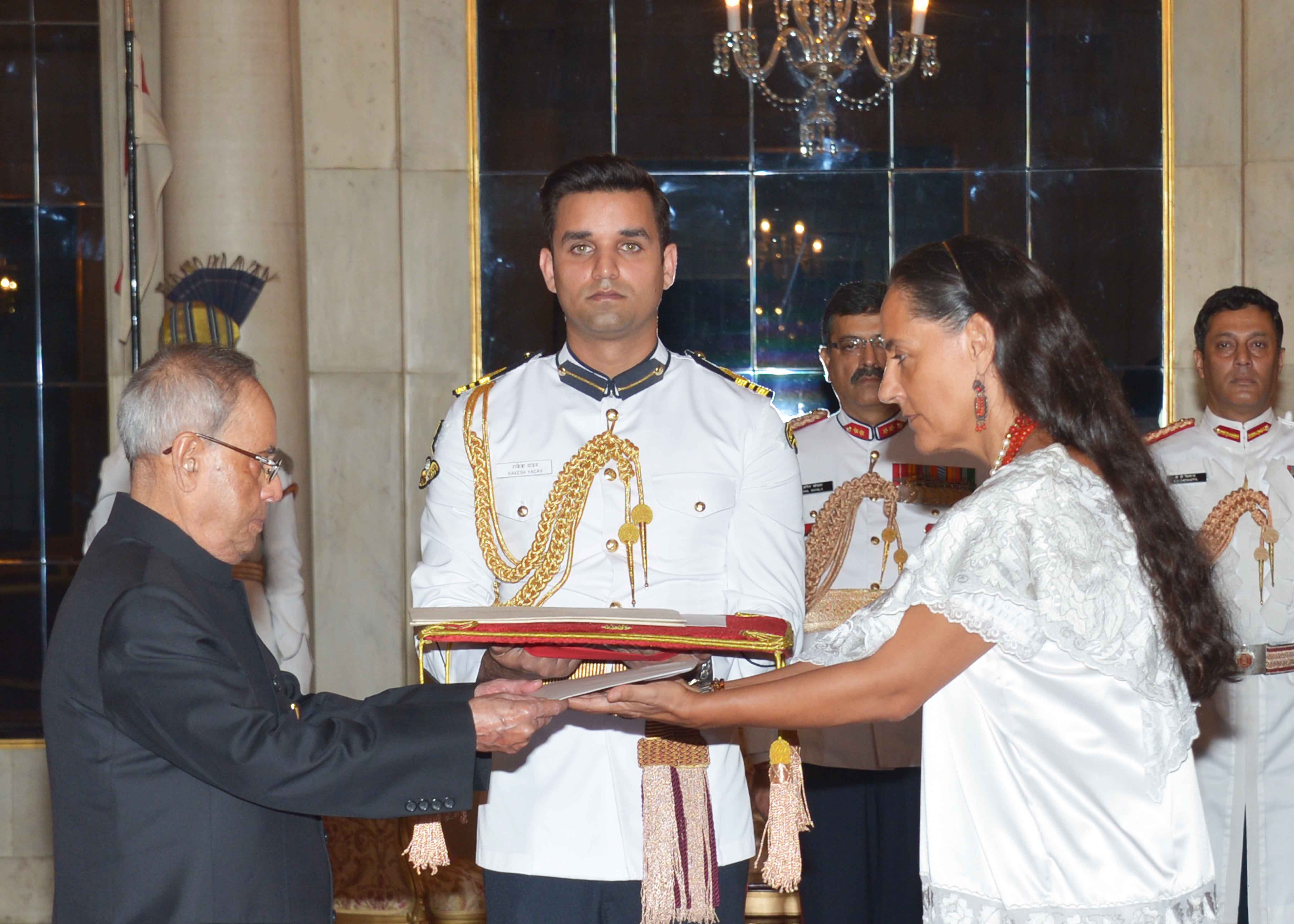 The Ambassador of Mexico, H.E. Mrs Melba Maria Pria Olavarrieta presenting her Credential to the President of India, Shri Pranab Mukherjee at Rashtrapati Bhavan on April 30, 2015.