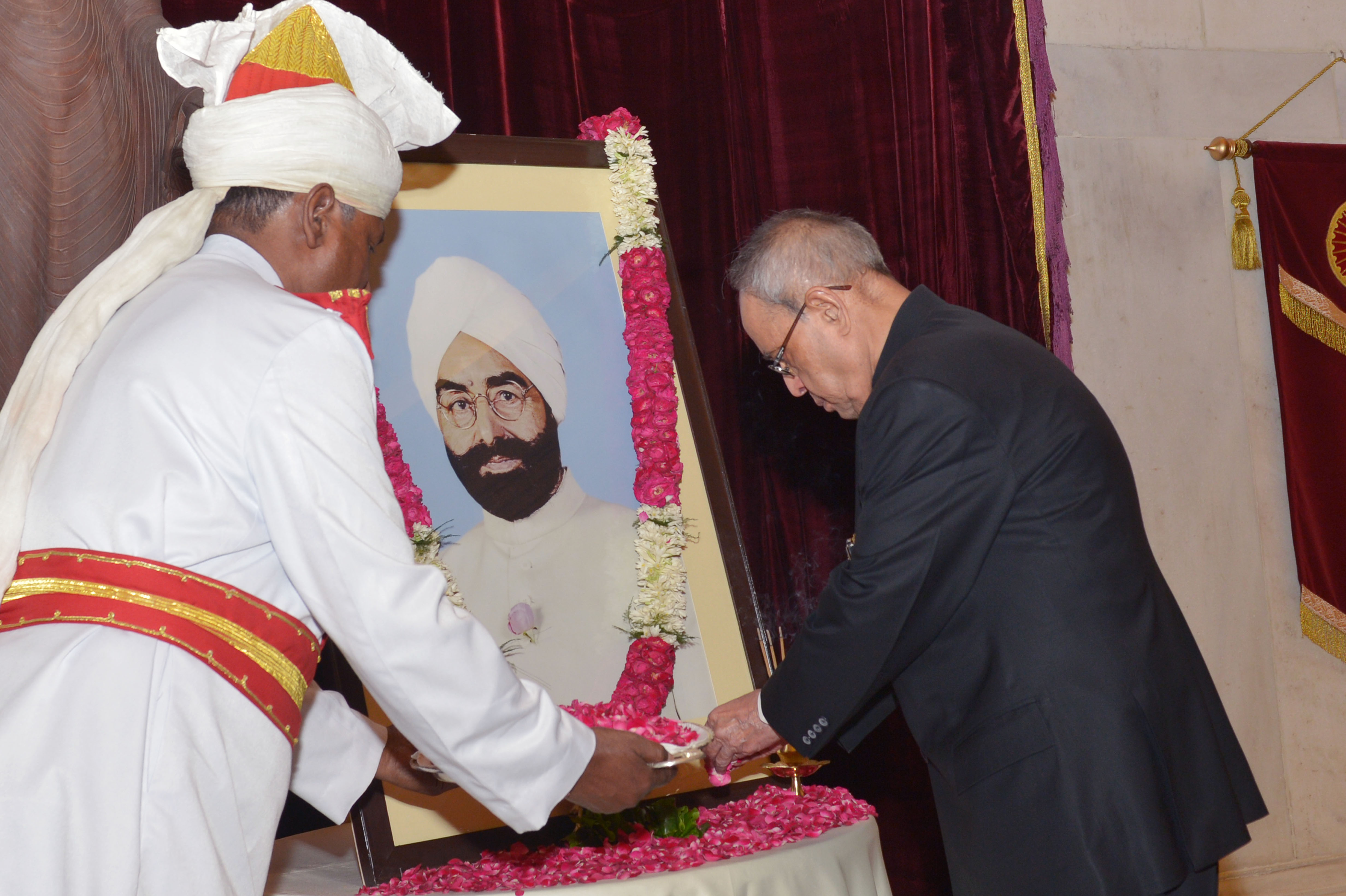 भारत के राष्ट्रपति, श्री प्रणब मुखर्जी 5 मई 2015 को राष्ट्रपति भवन में, भारत के पूर्व राष्ट्रपति, श्री ज्ञानी ज़ैल सिंह को उनकी जन्म जयंती पर पुष्पांजली अर्पित करते हुए