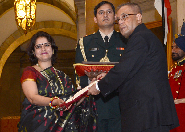 The President of India, Shri Pranab Mukherjee presenting Stree Shakti Puruskar, 2013 to Dr. Vartika Nanda, Delhi on the occasion of International Women’s Day at Rashtrapati Bhavan in New Delhi on March 8, 2014. 