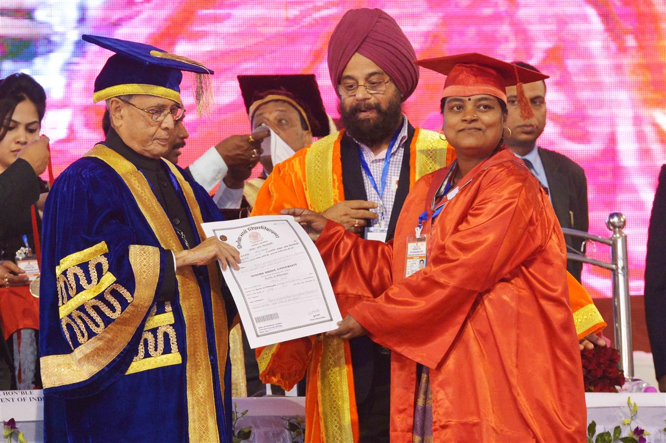 The President of India, Shri Pranab Mukherjee presenting the Certificate at the Seventh Convocation of Vinoba Bhave University at Hazaribagh in Jharkhand on January 9, 2016. 