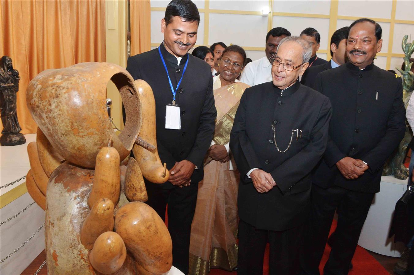 The President of India, Shri Pranab Mukherjee visiting the Art Gallery after the inauguration at Audrey House adjacent to Jharkhand Raj Bhavan at Ranchi on January 9, 2016. 