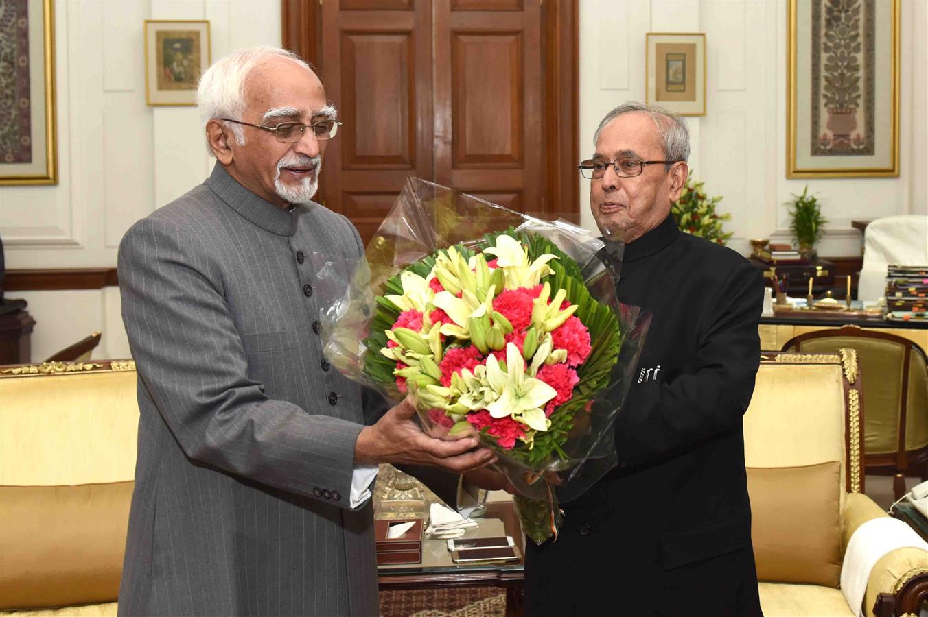 The Vice President of India, Shri Mohd. Hamid Ansari calling on the President of India, Shri Pranab Mukherjee at Rashtrapati Bhavan on January 1, 2017 on the occasion of New Year's day.