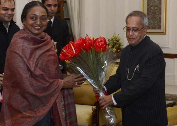 भारत की लोकसभा अध्यक्ष, श्रीमती मीरा कुमार 1 जनवरी 2014 को, नववर्ष दिवस के अवसर पर राष्ट्रपति भवन, नई दिल्ली में भारत के राष्ट्रपति, श्री प्रणब मुखर्जी से भेंट करते हुए। 