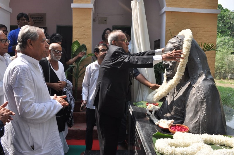 The Former President of India, Shri Pranab Mukherjee unveiling the statue of Smt Kasturba Gandhi at the Harijan Sevak Sangh Gandhi Ashram on the occasion of 150th Gandhi Jayanti in New Delhi on October 2, 2019.