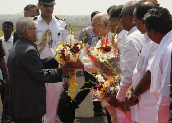 The President of India, Shri Pranab Mukherjee being received by the Governor of Karnataka, Dr. Hans Raj Bhardwaj and the Chief Minister of Karnataka, Shri Jagadish Shettar on his arrival at Belgaum Airport on October 11, 2012.The President of India, Shri