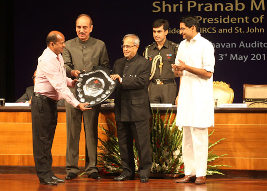 The President of India, Shri Pranab Mukherjee while presenting medals and shield awards to volunteers and branches of Indian Red Cross Society Indian Red Cross Society in recognition of their committed services at Rashtrapati Bhavan Auditorium, New Delhi