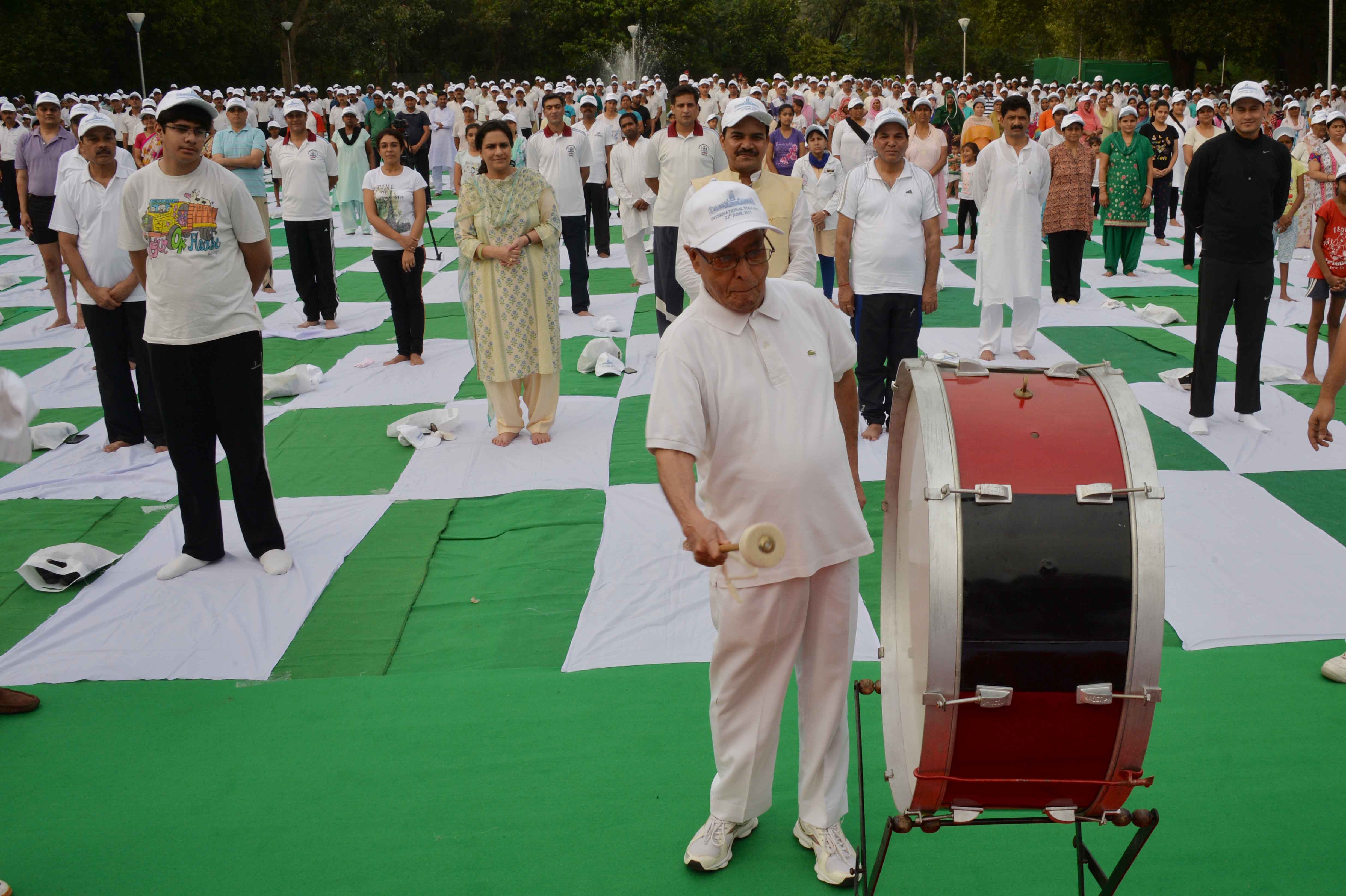 भारत के राष्ट्रपति, श्री प्रणब मुखर्जी 21 जून, 2015 को अंतरराष्ट्रीय योग दिवस के अवसर पर सामूहिक योग कार्यक्रम के उद्घाटन के दौरान।