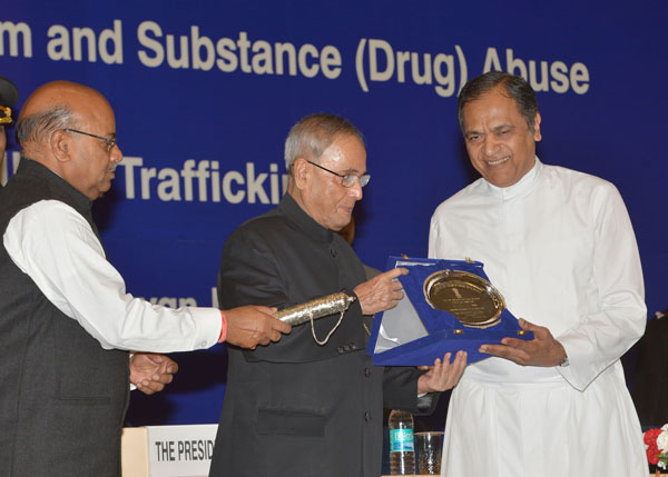 The President of India, Shri Pranab Mukherjee while presenting a National Award for Outstanding Services in the Field of Prevention of Alcoholism and Substance (Drug) Abuse at Vigyan Bhavan in New Delhi on June 26, 2014 on the occasion of International D 