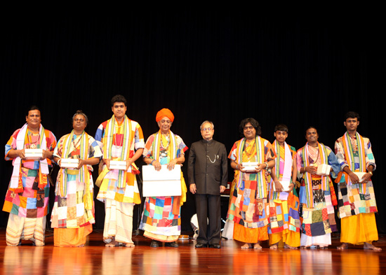 The President of India, Shri Pranab Mukherjee with the artists after witnessing a cultural performance by the ‘Baul of Bengal’ at Rashtrapati Bhavan Auditorium in New Delhi on May 8, 2013.