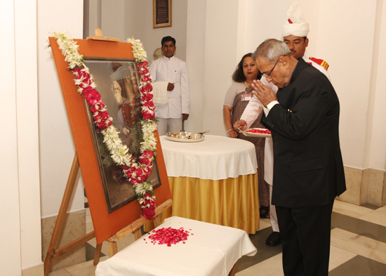 The President of India, Shri Pranab Mukherjee paying floral tributes to Gurudev Rabindranath Tagore on the occasion of his Birth Anniversary at Rashtrapati Bhavan in New Delhi on May 9, 2013.