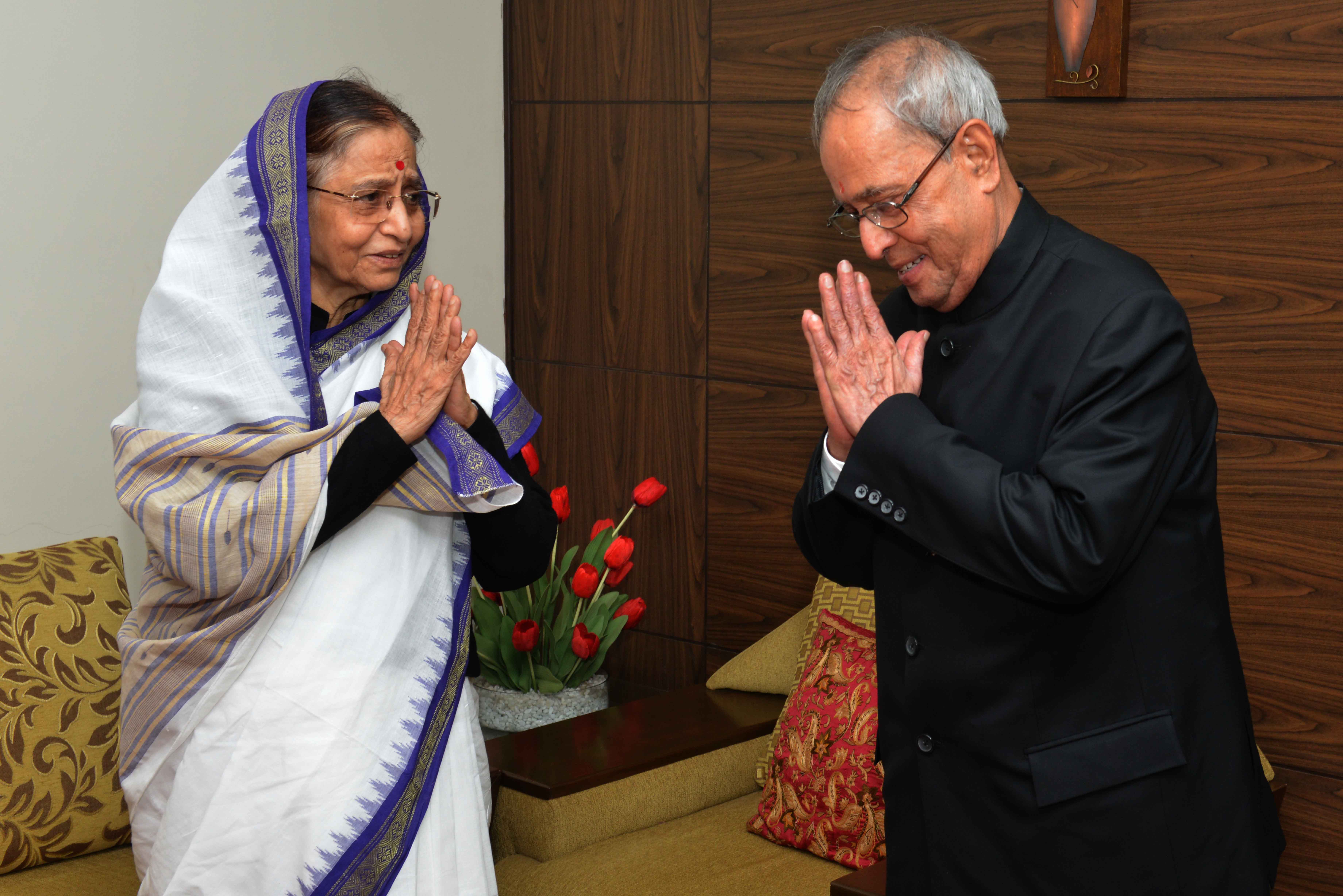 The President of India, Shri Pranab Mukherjee meeting with Smt. Pratibha Devisingh Patil, former President of India at her Residence at Pune on June 25, 2015.