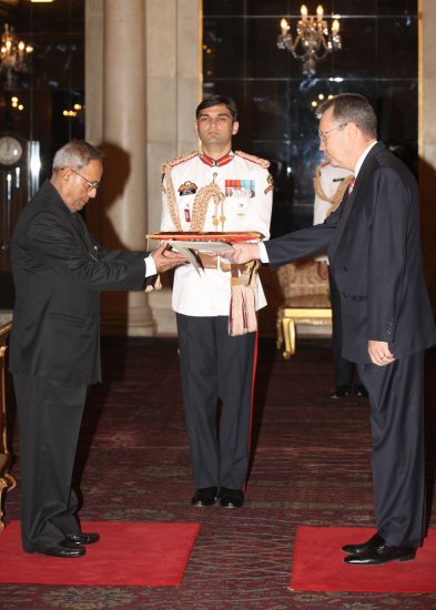 The Ambassador of the Republic of Ecuador, His Excellency Mr. Mentor Patricio Villagomez Merino presenting his credentials to the President of India, Shri Pranab Mukherjee at Rashtrapati Bhavan in New Delhi on May 9, 2013.