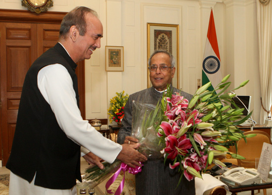 The Union Minister of Health and Family Welfare, Shri Ghulam Nabi Azad calling on the President of India, Shri Pranab Mukherjee at Rashtrapati Bhavan in New Delhi on October 19, 2012.