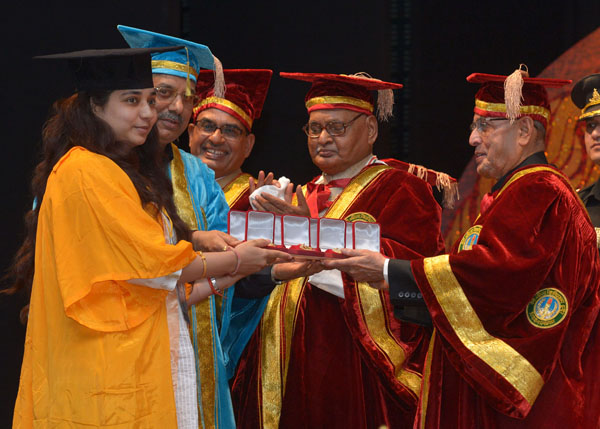 The President of India, Shri Pranab Mukherjee while presenting a degree to the student at the Convocation Ceremony of Devi Ahilya Vishwavidayalaya at Indore in Madhya Pradesh on June 28, 2014. Also seen are the Governor of Madhya Pradesh, Shri Ram Naresh 