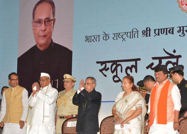 The President of India, Shri Pranab Mukherjee at a function to address the participants of ‘School Chale Hum Abhiyan’ at Indore in Madhya Pradesh on 28 June, 2014. Also seen are (left to right) the Chief Minister of Madhya Pradesh, Shri Shivraj Singh Cho 